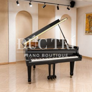 Đàn piano cơ Yamaha G2A màu đen với góc nhìn chính diện