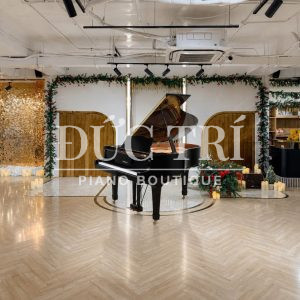Đàn piano đại dương Yamaha G2A màu đen bóng đặt trên sân khấu