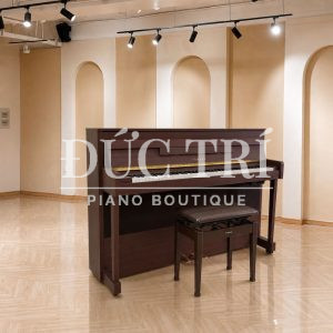 Góc nghiêng đàn Yamaha DUP-8 kiểu dáng upright màu nâu