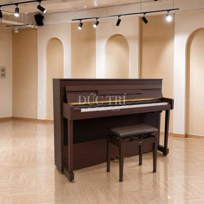 Góc nghiêng đàn Yamaha DUP-8 kiểu dáng upright màu nâu
