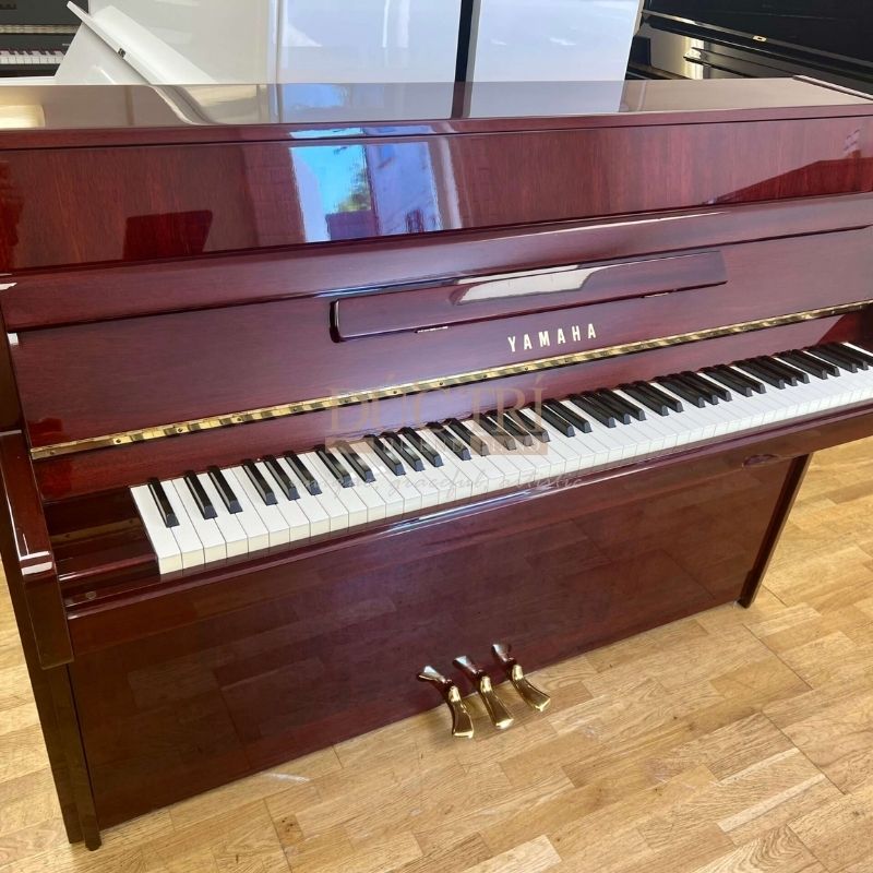 Hình ảnh góc nghiêng Đàn Piano Yamaha W202
