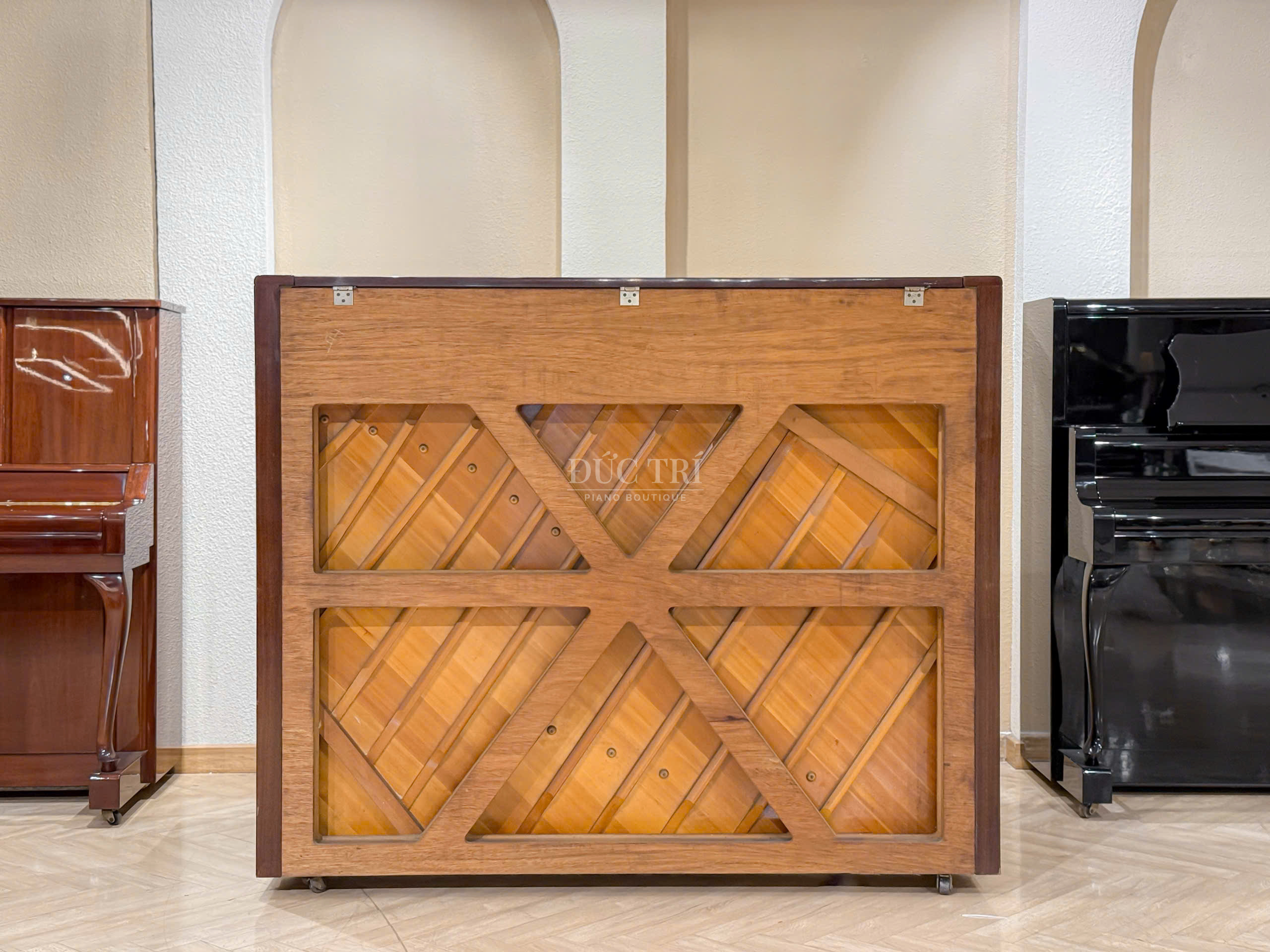 Yamaha M1 11 Khung đàn Yamaha M1 làm từ thép chịu lực cao cấp