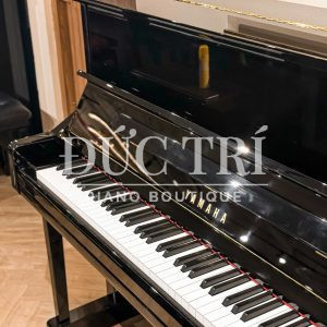 Logo Yamaha và Phím đàn trên Yamaha YU11