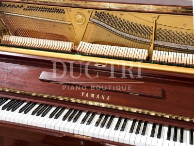 Logo Yamaha và phím đàn trên Yamaha W110BS
