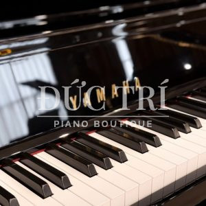 Logo Yamaha và phím đàn trên đàn Yamaha UX500