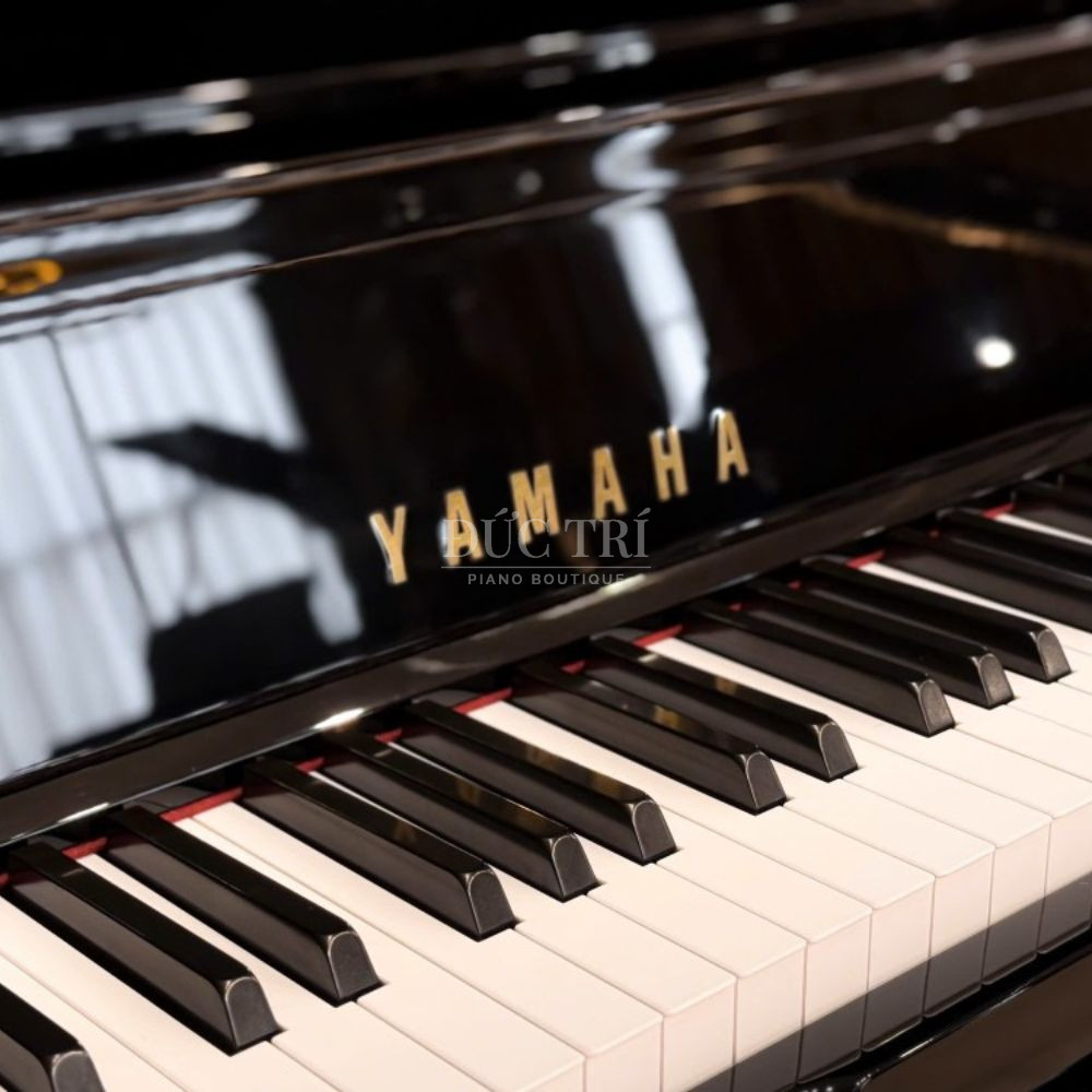 Logo Yamaha va phim dan tren dan Yamaha UX500 Kawai K-61 Logo Yamaha và phím đàn trên đàn Yamaha UX500
