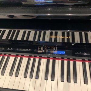 Logo và bàn phím chiếc đàn Piano Roland 609
