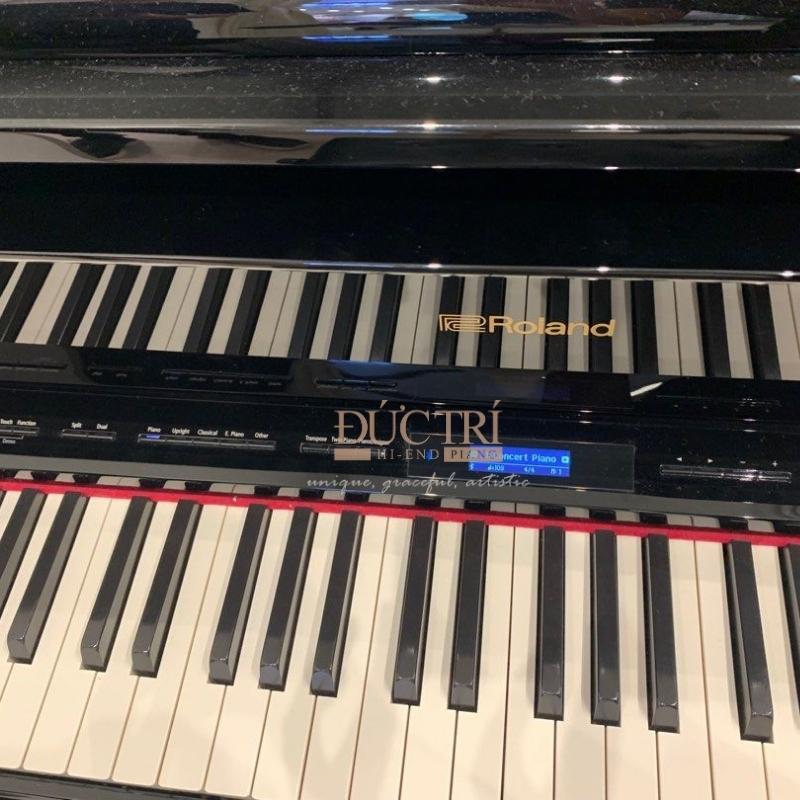 Logo và bàn phím chiếc đàn Piano Roland 609