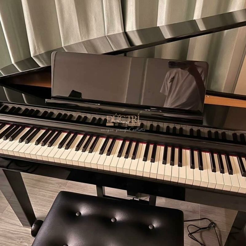 Logo và bàn phím chiếc đàn Piano Roland GP3