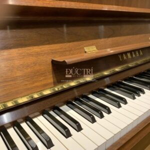 Logo và bàn phím chiếc đàn Piano Yamaha U10WnC