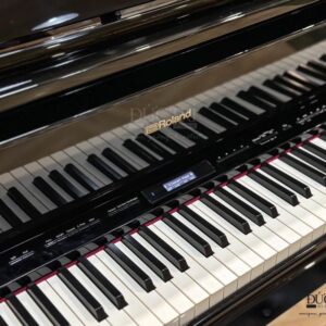 Logo và bàn phím của đàn Roland GP609