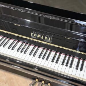 Logo và bàn phím của đàn Yamaha U100