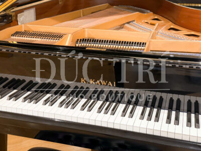 Logo và bàn phím của piano Kawai KG2E
