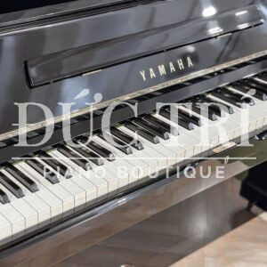 Logo và bàn phím đàn Yamaha U2