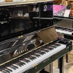 Logo và các phím trên đàn Đàn Piano Yamaha Ux50a