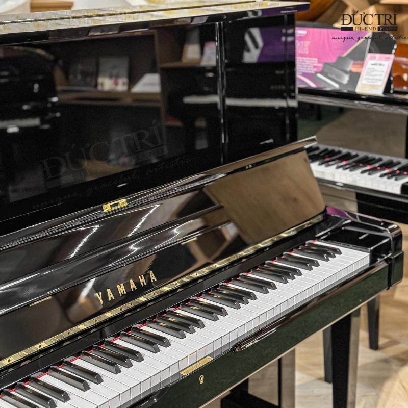 Logo và các phím trên đàn Đàn Piano Yamaha Ux50a