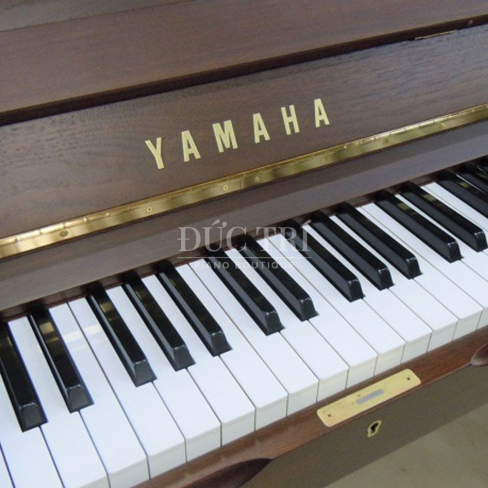 Logo yamaha tren dan Yamaha W120BW Yamaha W120BW Logo yamaha trên đàn Yamaha W120BW