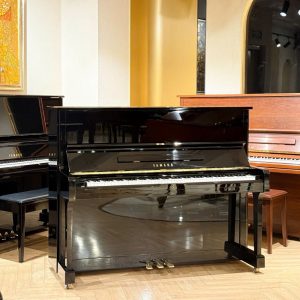 Màu đen bóng trên đàn Yamaha U1M
