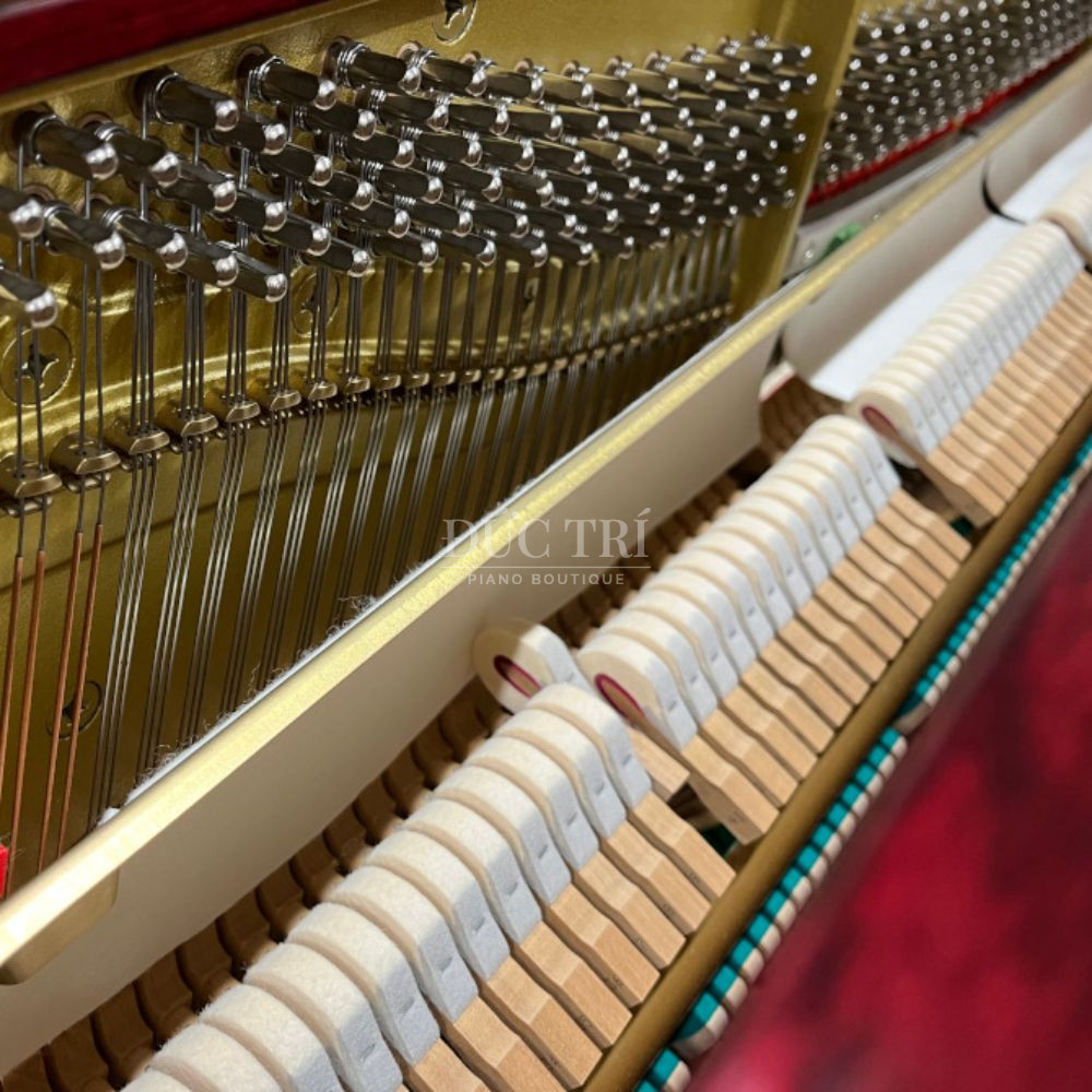 NBua dan va day dan tren dan piano Yamaha UX300BiC Yamaha Ux300Bic Búa đàn và dây đàn trên đàn piano Yamaha UX300BiC