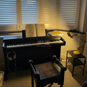 Phía trước chiếc đàn Kawai CA97 được trưng bày tại nhà của khách hàng