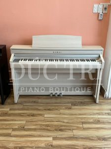 Phía trước đàn Kawai Ca78