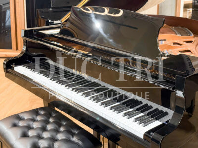 Phía trước đàn Kawai KG2E
