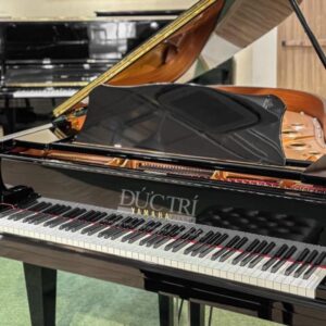 Phía trước đàn piano Yamaha CF4