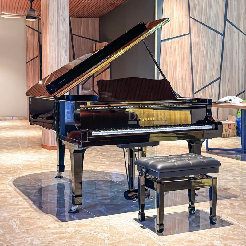 Phía trước đàn piano Yamaha CF6