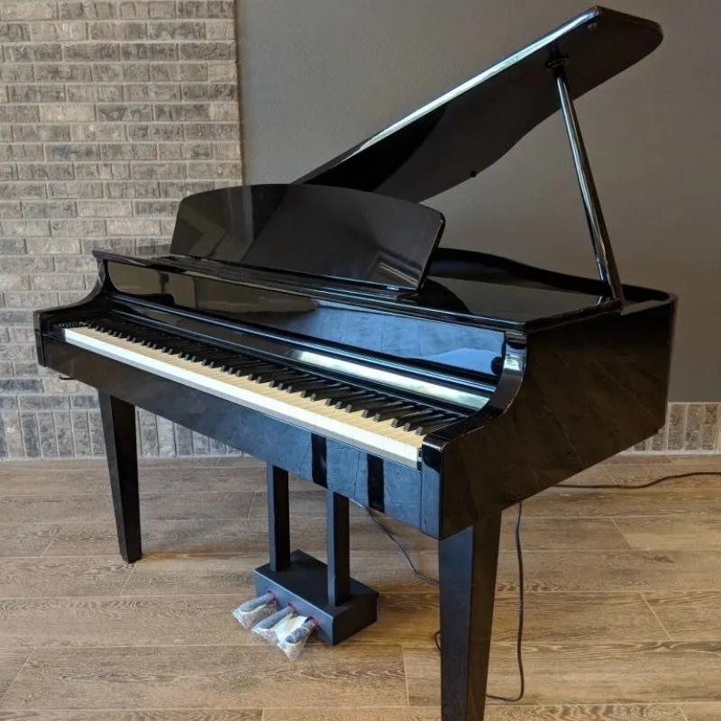 Phía trước đàn piano Yamaha DGP1