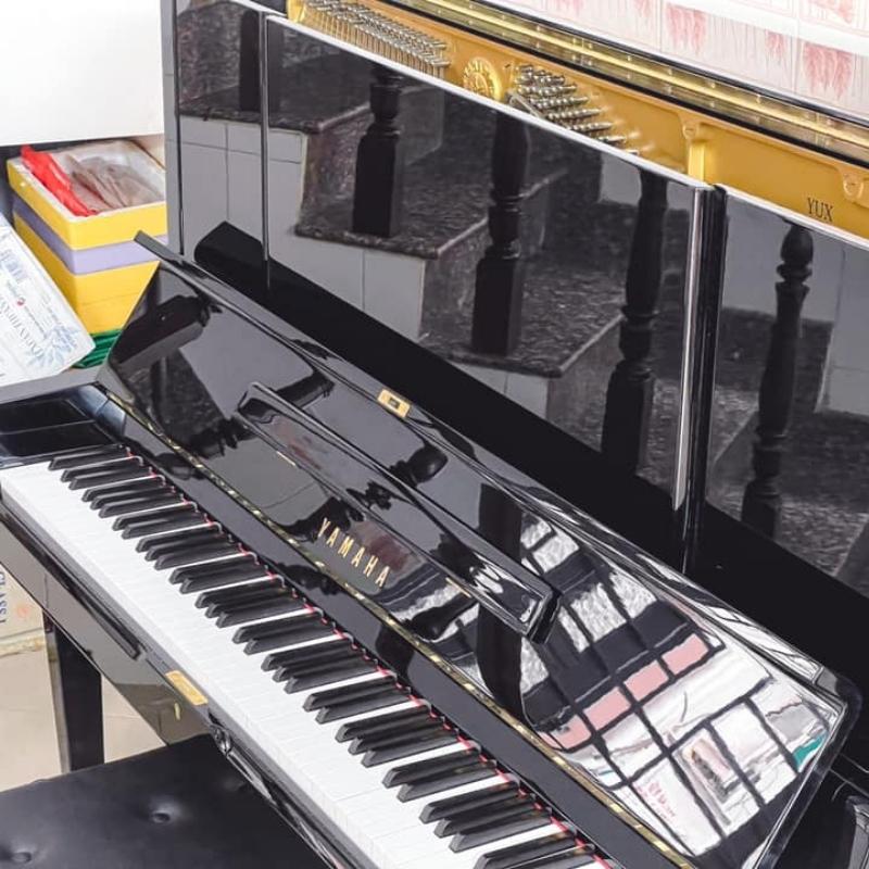 Phía trước đàn piano Yamaha U2F được trưng bày tại nhà của khách hàng