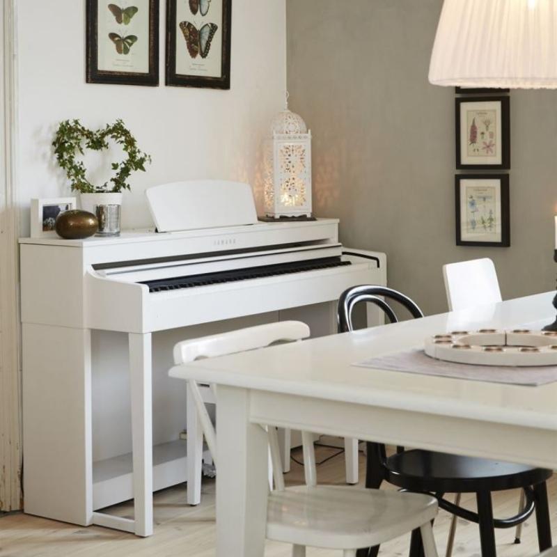 Yamaha CLP-875 được trang trí tại nhà của khách hàng khi mua đàn tại Piano Đức Trí