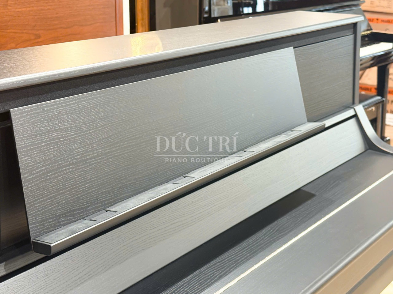 Yamaha CSP-295 8 Yamaha CSP-295B sở hữu giá nhạc lớn - thích hợp cho các bản nhạc dài