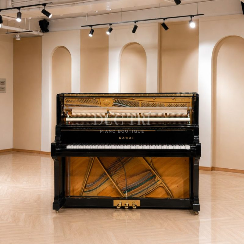 Đàn piano cơ Kawai BL71 màu đen lộ chi tiết bộ máy và dây đàn