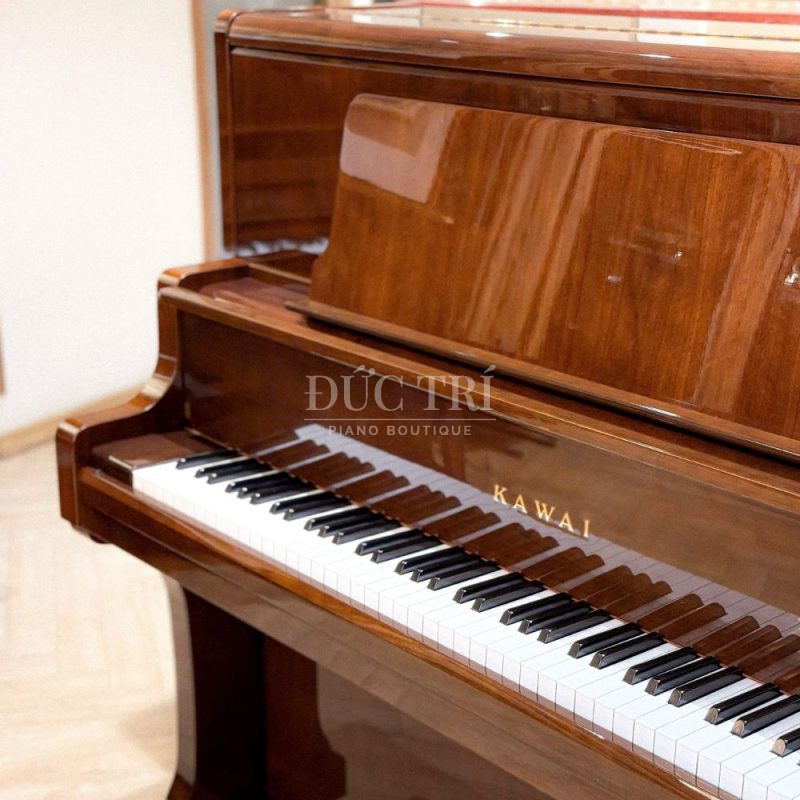 Logo Kawai trên đàn Kawai Bl71