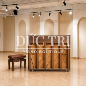 Mặt sau đàn piano cơ Kawai K500 thiết kế khung âm chắc chắn
