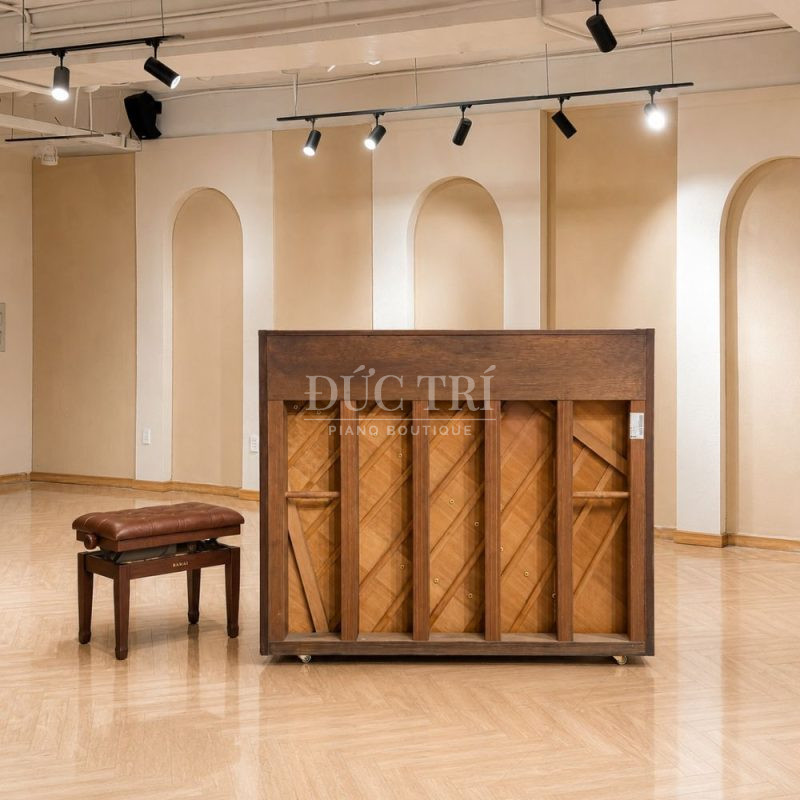 Mặt sau đàn piano cơ Kawai K500 thiết kế khung âm chắc chắn