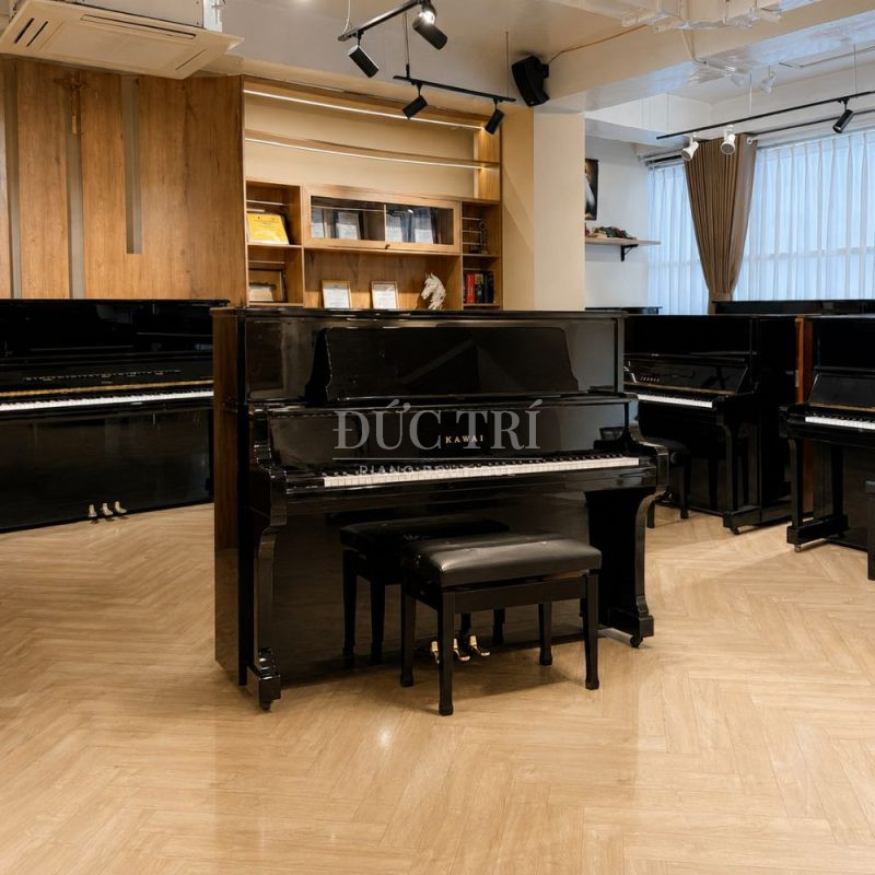 Toàn cảnh đàn piano upright Kawai BL71 trưng bày tại showroom Đức Trí