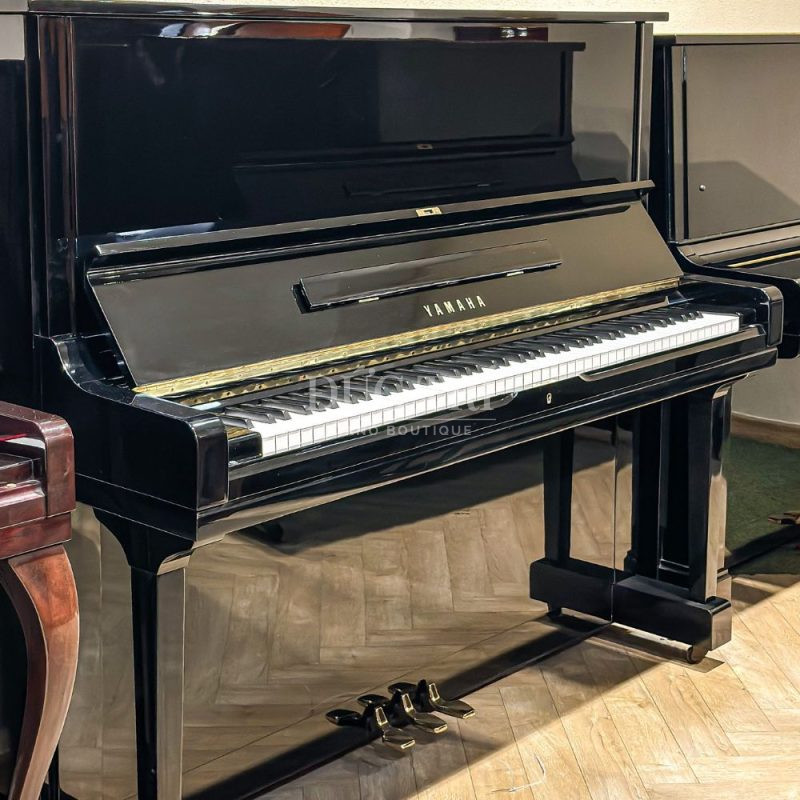 Chân đàn trên đàn Yamaha U3G
