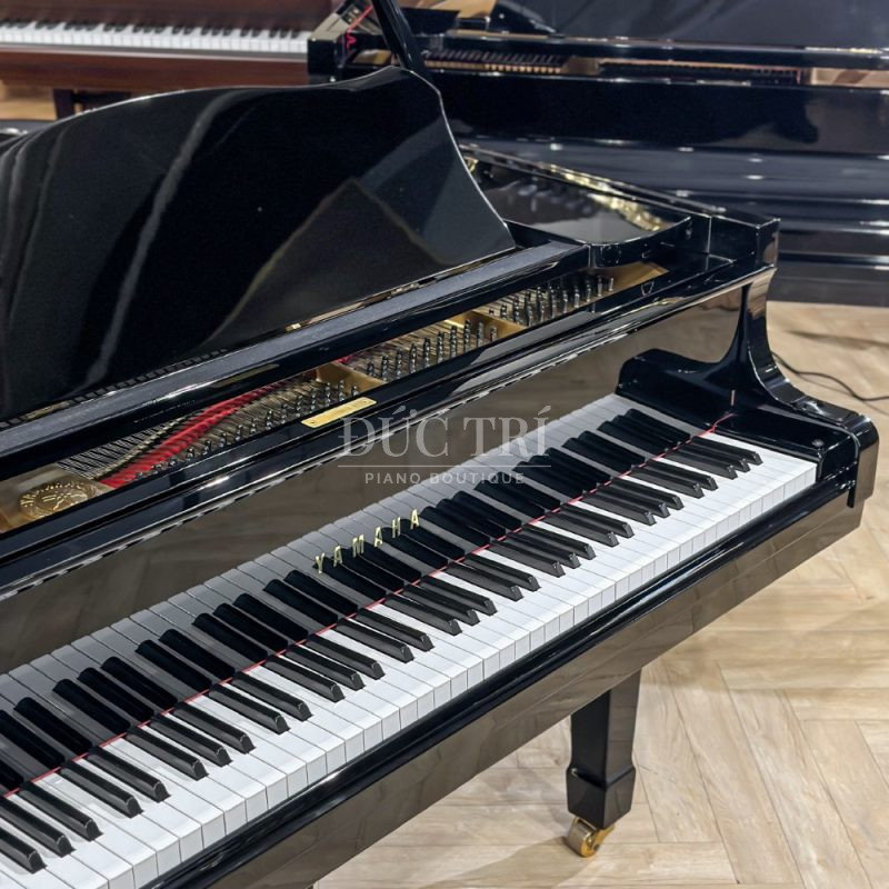 Đàn Yamaha G2E nhìn từ trên xuống