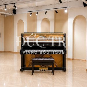 Đàn piano cơ Kawai K-15E màu đen lộ chi tiết bộ máy và dây đàn