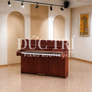 Đàn piano đứng Kawai K-15E màu gỗ tự nhiên đặt trong showroom Đức Trí