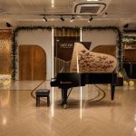 Đàn piano grand Bosendorfer Camellia trong sảnh trưng bày vòm gỗ sang trọng