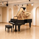 Đàn piano grand Bosendorfer Camellia với góc nhìn trước trong không gian dải vòm