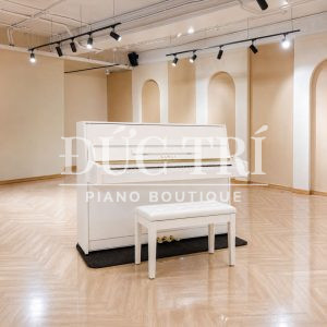 Đàn piano upright Kawai K-15E màu trắng đặt tại showroom Đức Trí