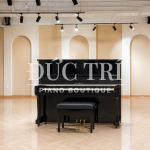 Góc chính diện đàn piano cơ Kawai KU5D