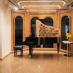 Góc thư viện trưng bày đàn piano grand Bosendorfer Camellia màu đen
