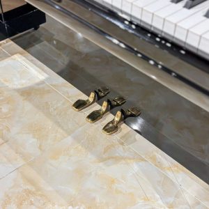 Hệ thống 3 pedal trên đàn Yamaha U3G