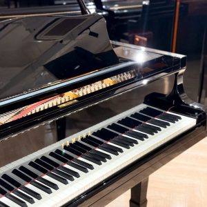 Hình ảnh phím đàn và logo trên đàn Yamaha C5A