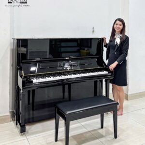 Khách hàng chụp hình cùng chiếc đàn piano cơ Yamaha U3G tại Piano Đức Trí