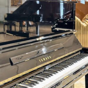 Logo Yamaha trên đàn Yamaha U3G